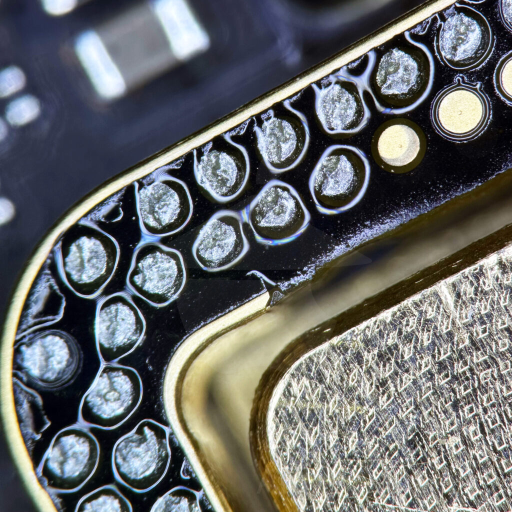 Реболл половин iPhone 12 Pro Max: шарики припоя лопнуты напополам из-за неудачного падения.