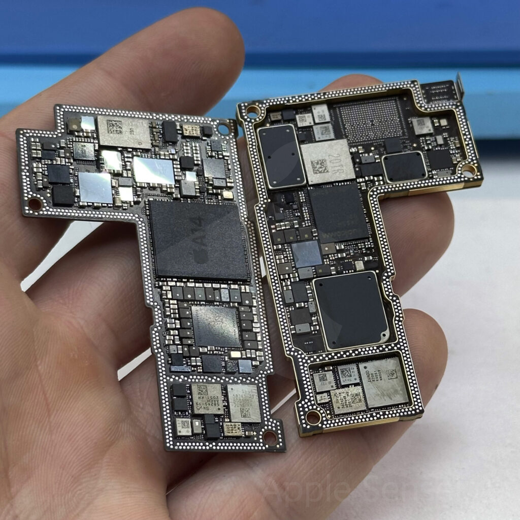 Разделённая материнская плата iPhone 12 Pro Max после зачистки