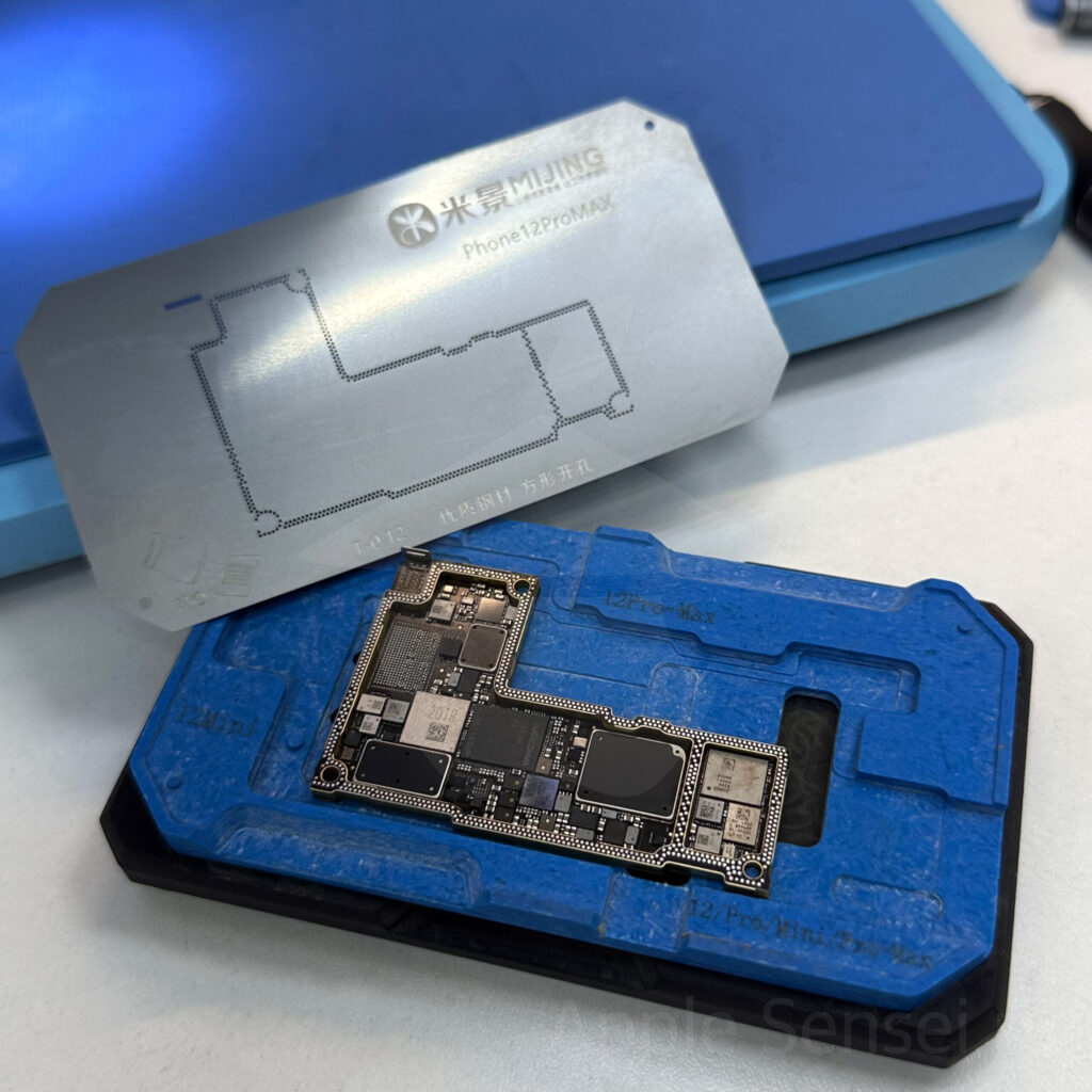 Нижняя плата iPhone 12 Pro Max в трафарете Mijing. Реболл материнской платы.