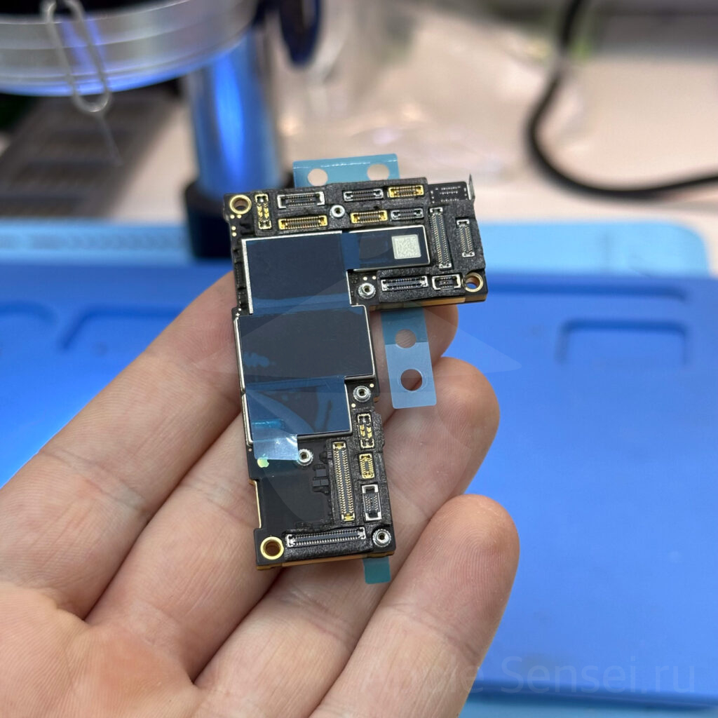Материнская плата iPhone 12 Pro Max после ремонта. Новые наклейки.