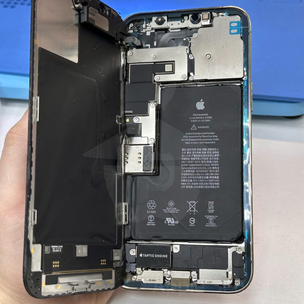 iPhone 12 Pro Max перед финальной сборкой.