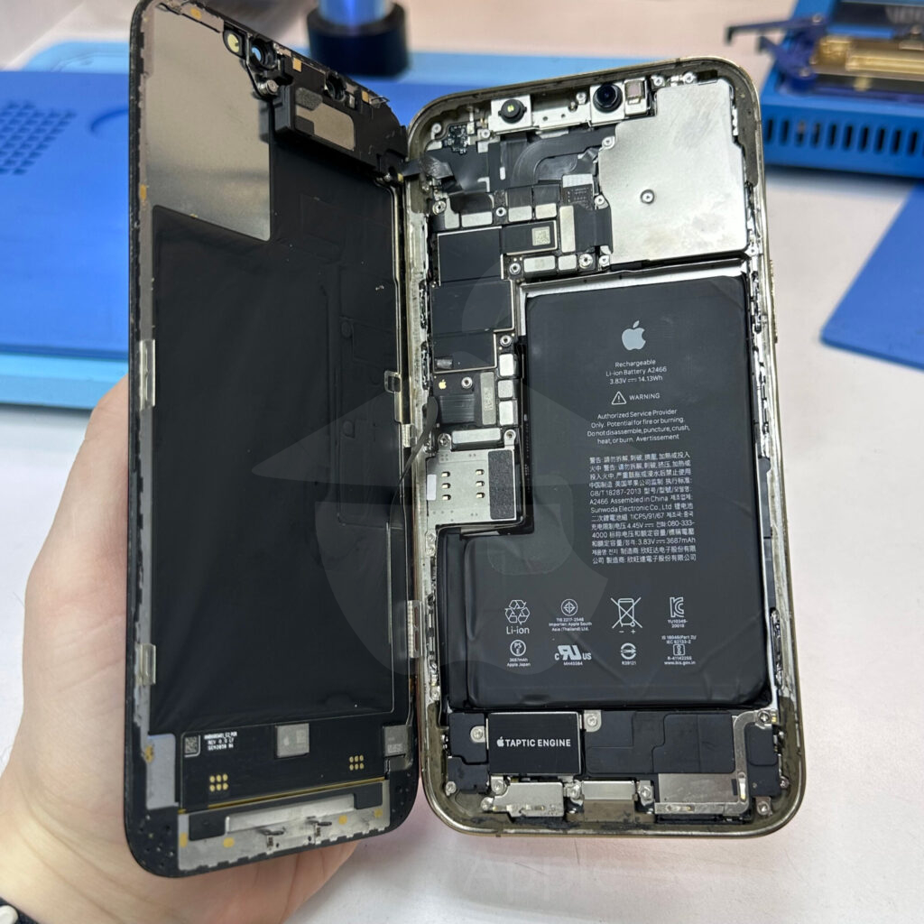 Разобранный iPhone 12 Pro Max.